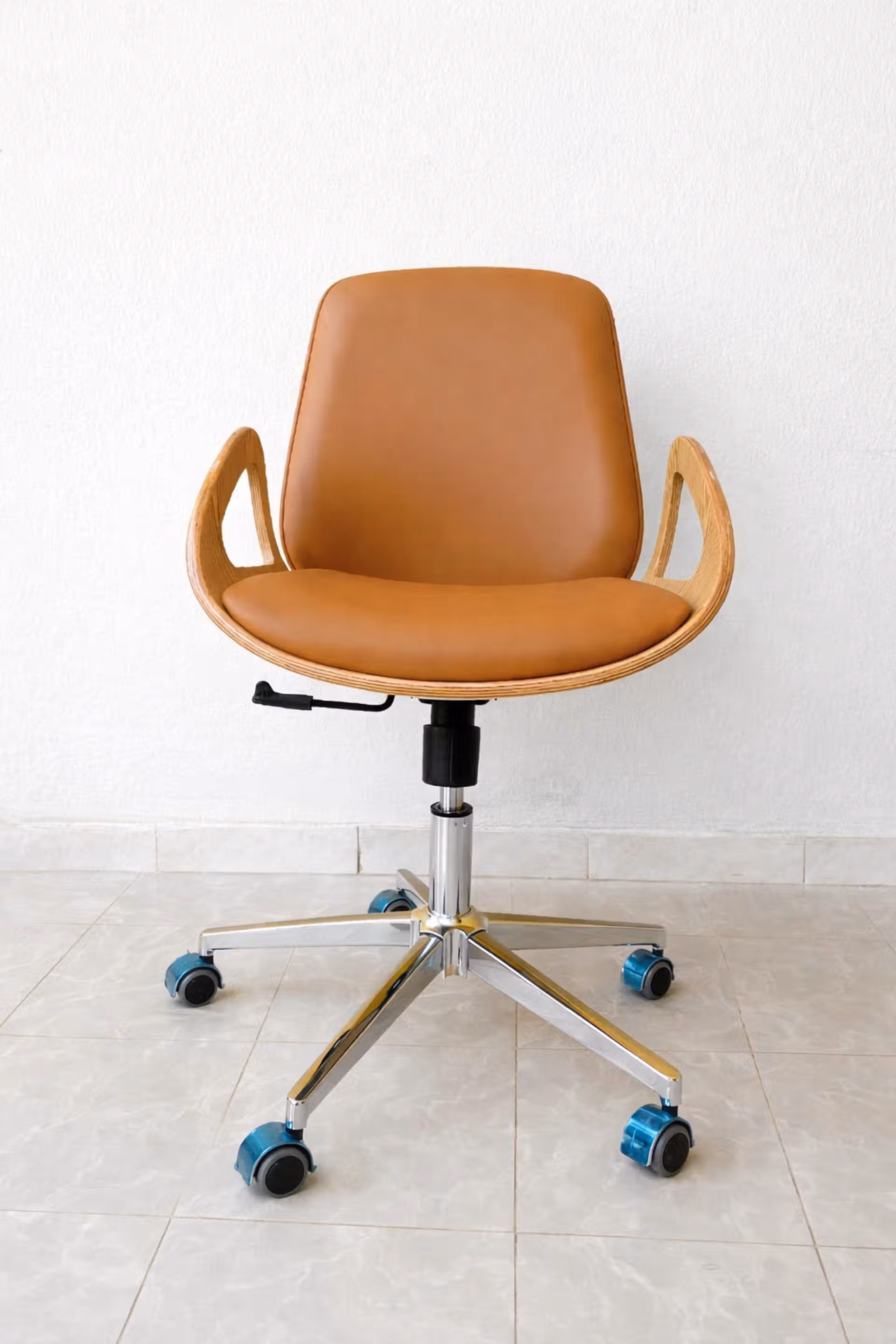 chaise de bureau design en similicuir avec structure bois, orange