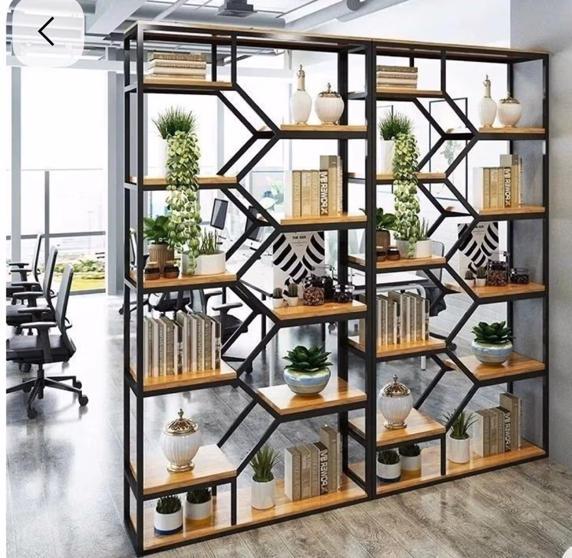 l'étagère cadre en métal noir et de planches de couleur chêne (bois), petite taille l'étagère cadre en métal noir et de planches de couleur chêne (bois), petite taille